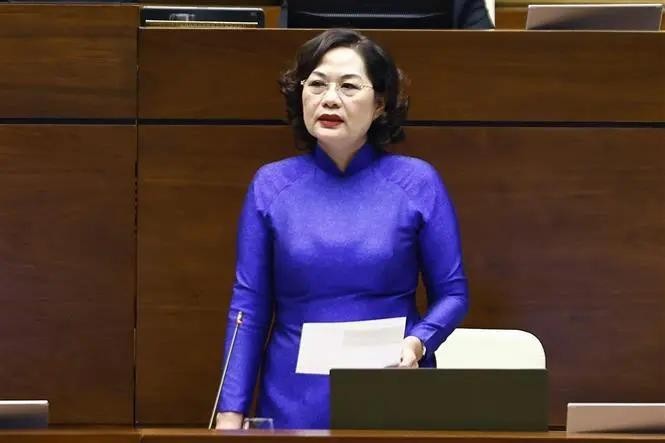 越南国家银行行长阮氏红回答国会代表提出的质询。