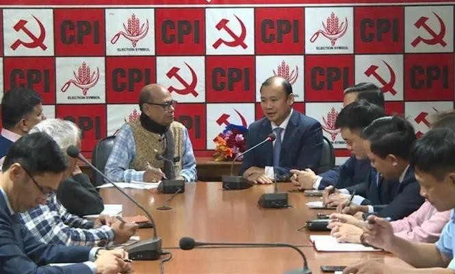 越南《共产主义杂志》社代表团和印度共产党（CPI）代表团举行工作会谈。