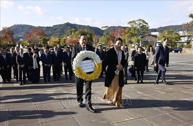 越南国会主席陈青敏赴长崎平和公园缅怀原子弹爆炸受害者。