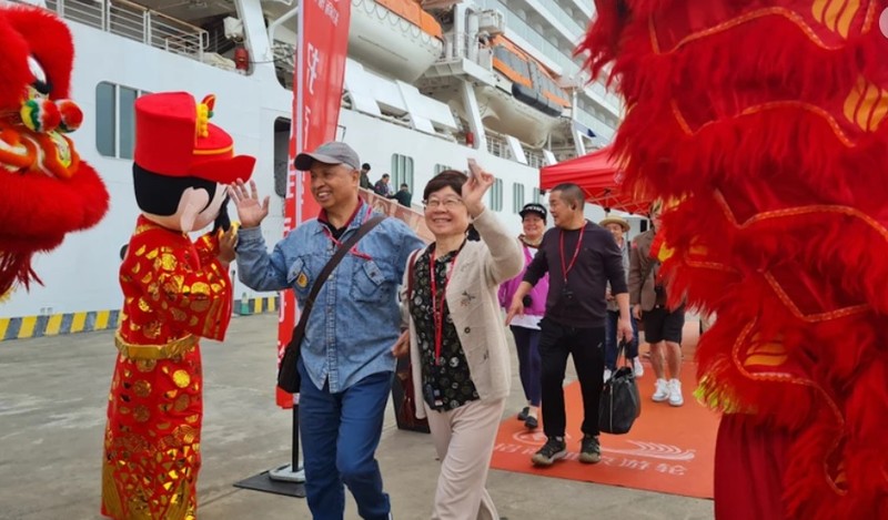 附图：越南广宁省迎来2024甲辰龙年首批中国游客。（图源：越南人民报网）