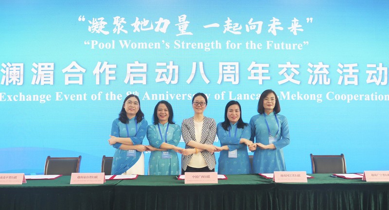 越南高平、广宁、谅山、河江四省妇女联合会与中国广西妇女联合会合作备忘录签署仪式。
