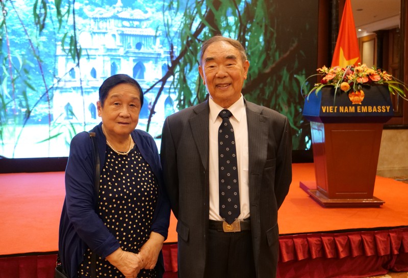 谷源洋教授（右）携夫人出席纪念越南国庆77周年活动。（杜有兴 摄）