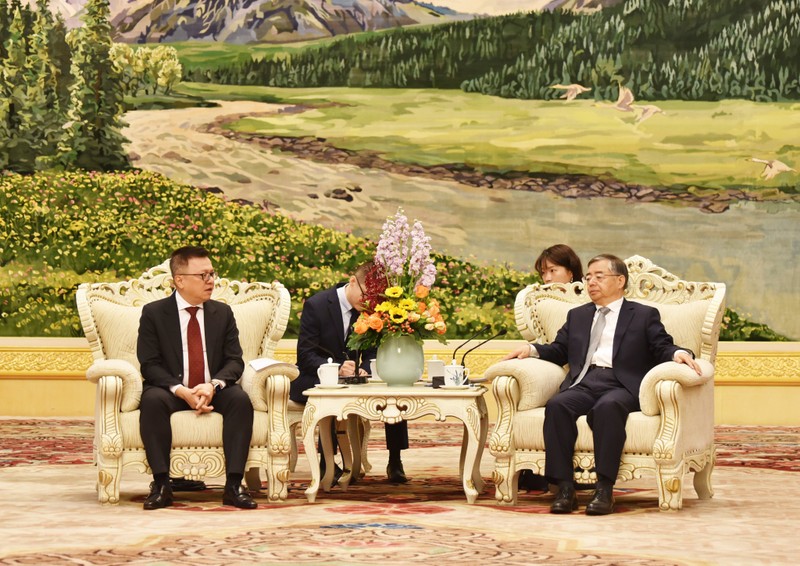 中共中央政治局委员、中央书记处书记、中央宣传部部长李书磊（右）会见黎国明总编辑。