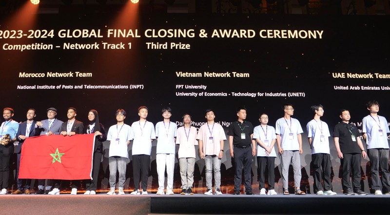 两位越南选手（右七和右八）荣获三等奖。
