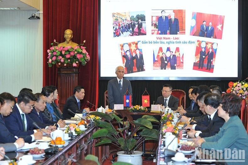 老挝人民革命党中央宣训部部长坎潘·佩亚翁在工作会议上发言。