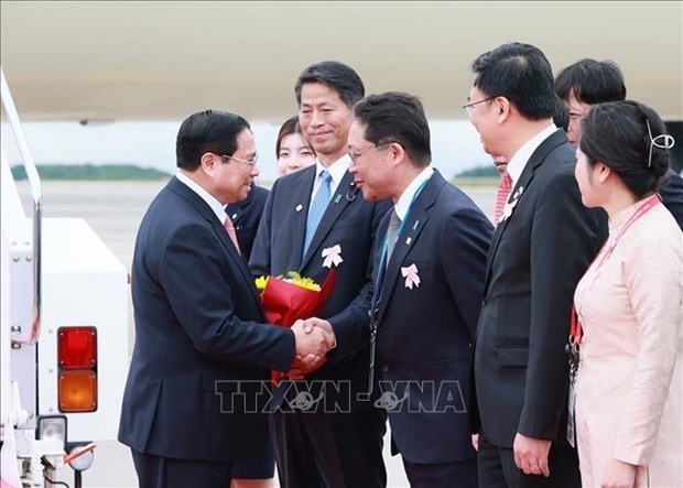 越南政府总理范正抵达广岛。（图片来源：越通社）