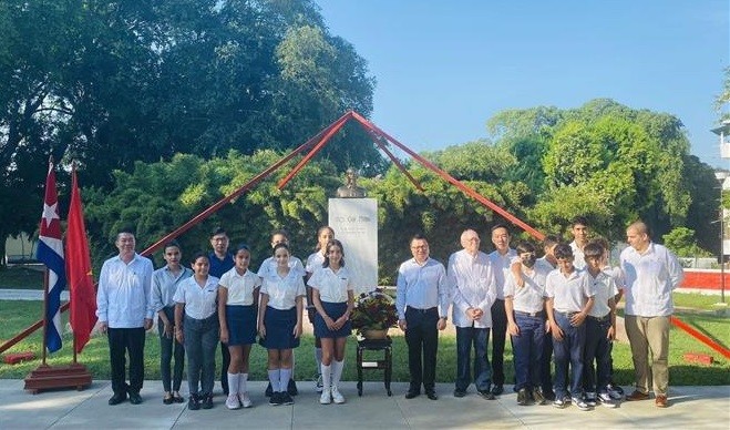 黎国明一行在哈瓦那以胡志明主席命名的公园向胡志明主席献花。（图片来源：越通社）