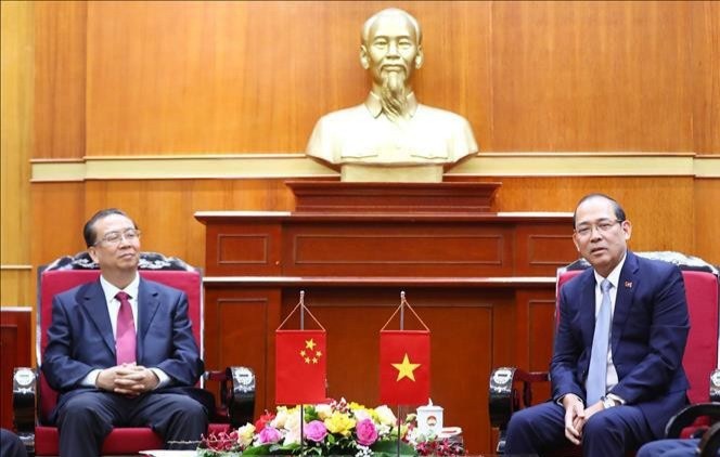 越南祖国阵线中央委员会副主席黄功始（右）和中国云南省政协主席刘晓凯。（图片来源：越通社）