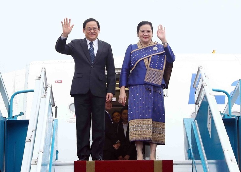 老挝人民民主共和国政府总理宋赛·西潘敦和夫人抵达河内。图片来源: 越通社
