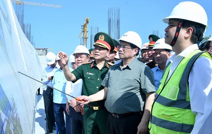 越南政府总理范明正视察新山一机场T3航站楼项目施工现场。