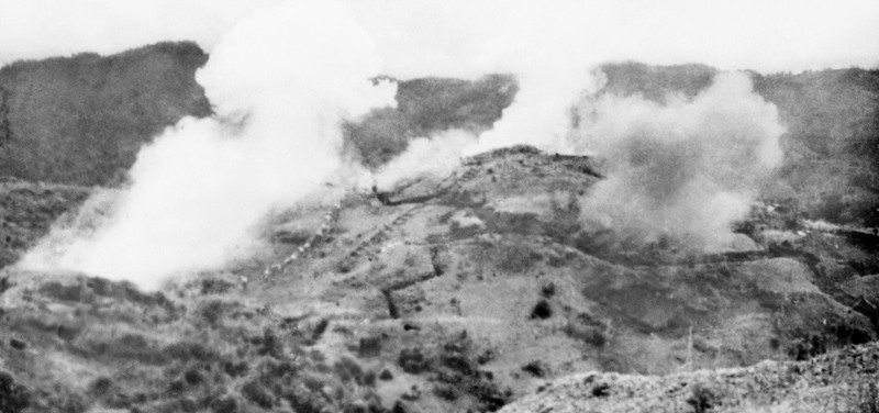被我炮火击中的欣蓝山丘的敌阵地已起火，这些山丘上的阵地于1954年3月13日战役开始当天被摧毁。图片来源：越通社