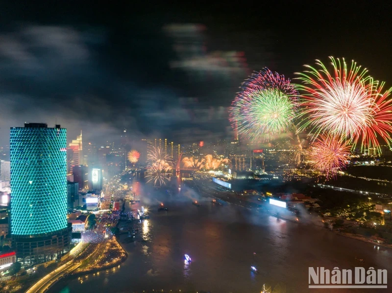 4月30日晚上九点整，胡志明市夜空燃放烟花，庆祝南方解放、国家统一50周年。（世大摄）