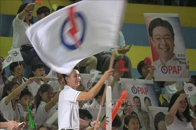 人民行动党 (PAP) 支持者等待大选结果。（图片来源：新华社/越通社）