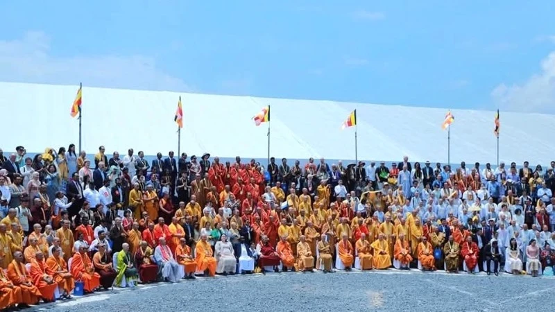 出席2025年卫塞节的代表们合影留念。（图片来源：VESAK 2025）