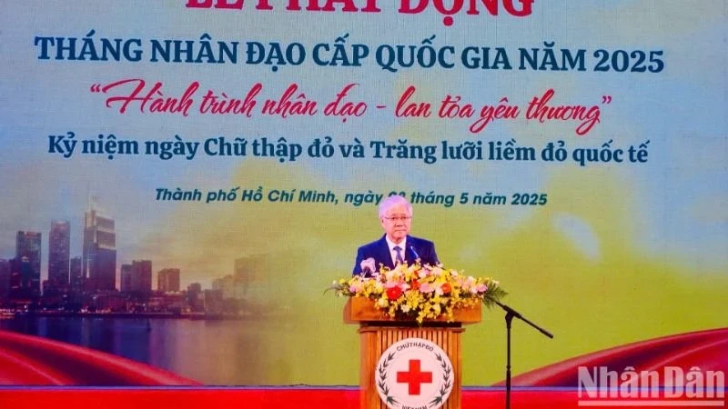 越共中央书记处书记、越南祖国阵线中央委员会主席杜文战发表讲话。