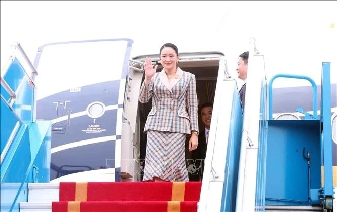 泰国总理佩通坦抵达河内， 开始对越南进行正式访问。（图片来源：越通社）