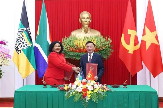 越共中央政治局委员、中央书记处常务书记陈锦秀和南非非洲人国民大会 第一副秘书长莫库亚尼。（图片来源：越通社）