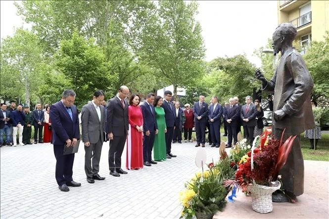 越南驻匈牙利大使馆同匈牙利佐洛埃格塞格市政府在胡志明主席塑像举行敬献花篮仪式。（图片来源：越通社）
