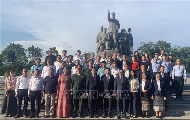 越老两国代表前往甘蒙省越老战斗联盟纪念碑敬香。（图片来源：越通社）