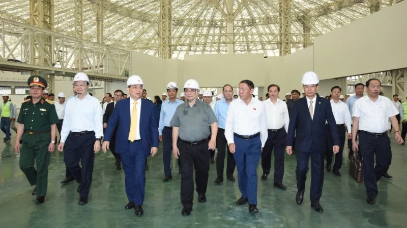 范明正总理视察位于河内市东英县的国家会展中心建设工地。（陈海 摄）