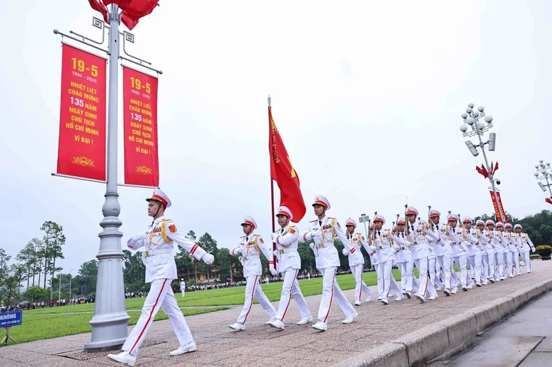 上午6时整，决胜军旗护卫队执行神圣的升旗仪式程序。