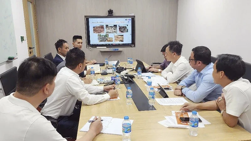 老街省人民委员会工作代表团与日本Erex股份公司领导举行工作会议。