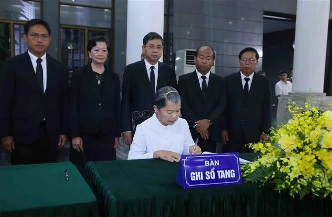 柬埔寨人民党副主席、柬埔寨民族统一阵线主席、柬越友好协会主席梅森安在吊唁簿上留言。（图片来源：越通社）