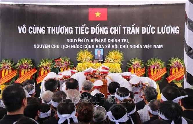 原越南国家主席陈德良安葬仪式在其家乡广义省举行。（图片来源：越通社）
