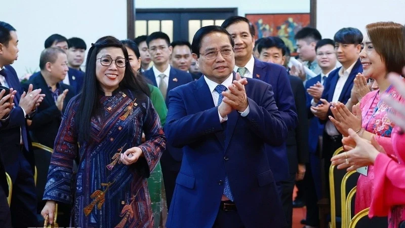 范明正总理和夫人到越南驻马来西亚大使馆看望使馆工作人员和旅马越南人社群代表。（图片来源：越通社）