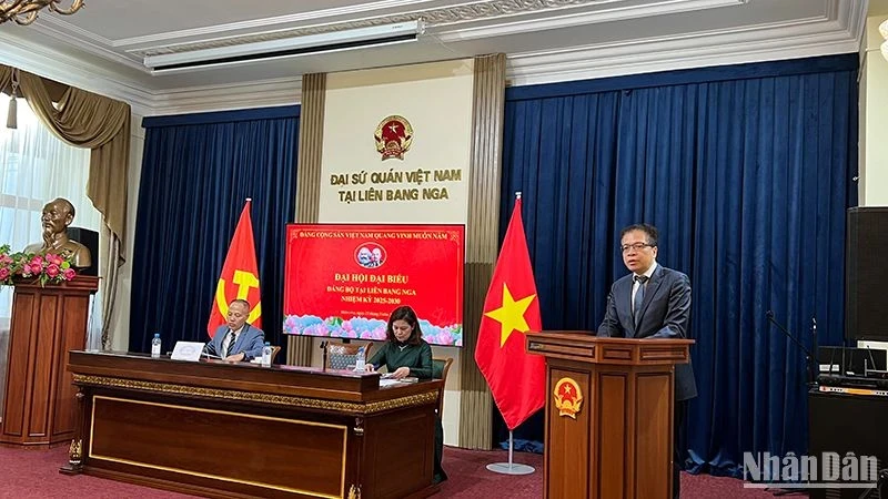 越共越南驻俄罗斯大使馆党委书记邓明魁大使在大会上发表指导性讲话。