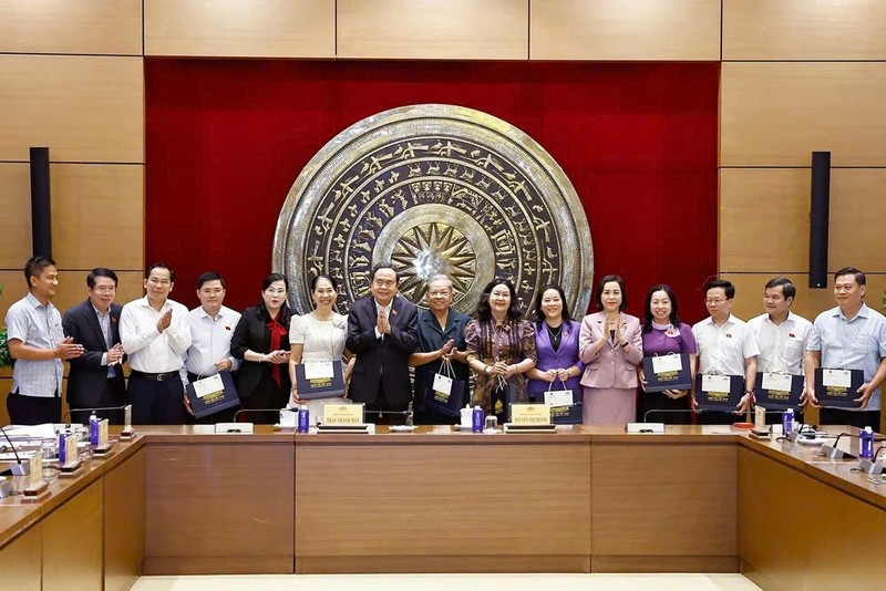 国会主席陈青敏与后江省国会代表会面。（图片来源：越通社）