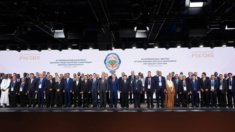 各国代表合影。（图片来源：越通社）