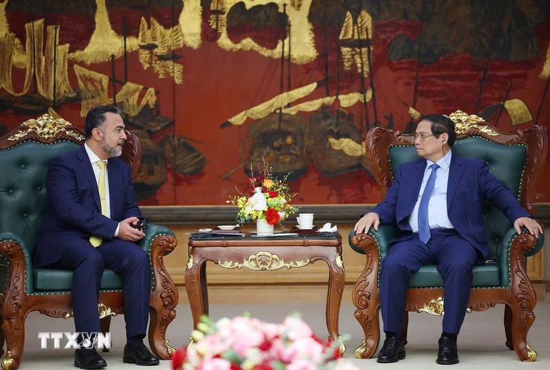 政府总理范明正会见阿曼投资局副主席阿尔·哈蒂 。（图片来源：越通社）