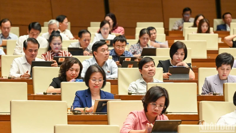 出席第十五届国会第九次会议的代表们。（裴江 摄）