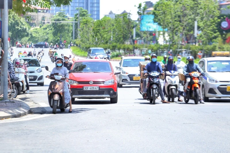 附图：河内市遭遇高温天气。（图片来源：越通社）