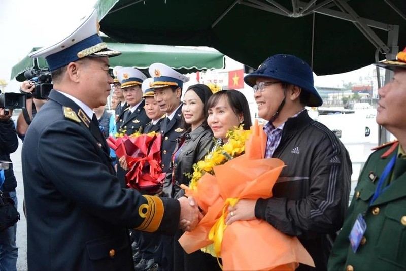 春节，海军三区司令部组团走访慰问草州岛，李山岛战士，并向海军第三区司令部工作代表团送花。（图片来源：越通社）