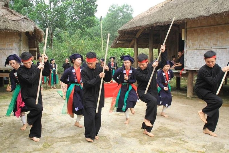 山泽族同胞充满特色的祈求丰收季舞蹈。（图片来源：toquoc.vn）