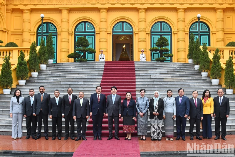 越南国家主席梁强会见东盟各国和东帝汶驻越大使和临时代办。