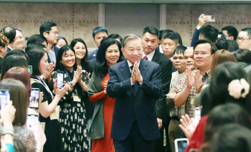 苏林总书记会见越南驻新加坡大使馆和旅新越南人社群代表。（图片来源：越通社）