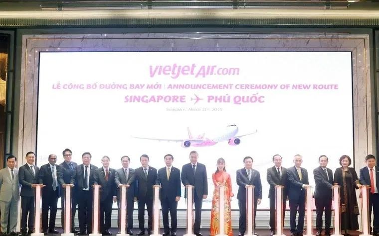 越共中央总书记苏林出席Vietjet新加坡 – 富国岛直飞航线公布仪式。