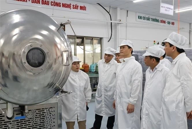 北宁省人民委员会主席王国俊已走访参观和实际考察本省部分科技企业。（图片来源：越通社）