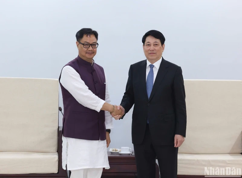 越南国家主席梁强会见印度议会事务与少数民族事务部长基伦·里吉朱。