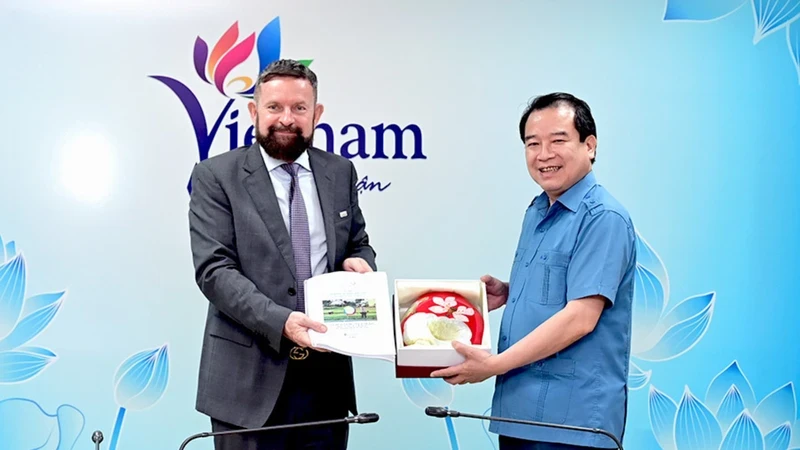 越南国家旅游局副局长何文超与法语国家及地区国际组织（OIF）亚太地区办事处代表。