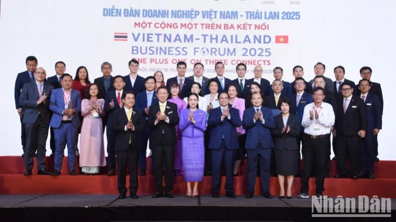 越南政府总理范明正与泰国总理佩通坦同各位代表合影。（陈海 摄）