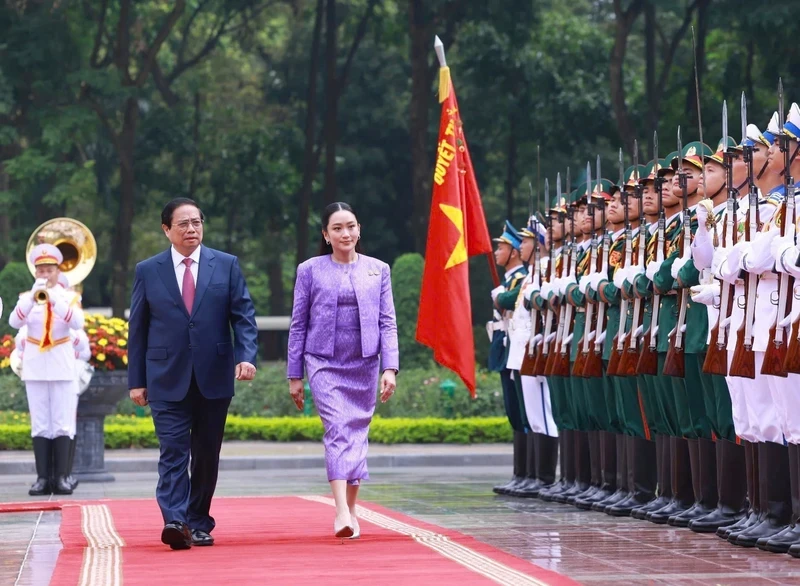 越南政府总理范明正与泰王国总理佩通坦·钦那瓦出席检阅仪仗队。