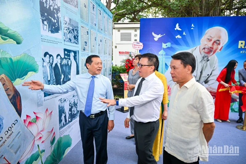 黎国明同志向各位代表介绍图片展。