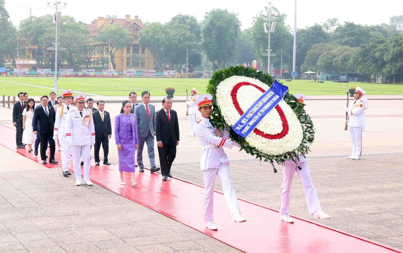 泰国总理佩通坦·钦那瓦前往胡志明主席陵敬献花圈。