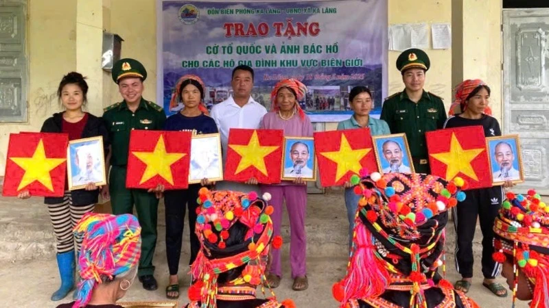 向边境地区人民赠送数千面国旗与胡志明主席画像。