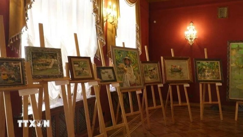 画展上的绘画作品。