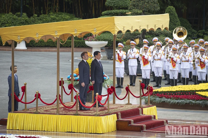 国家主席梁强与法国总统埃马纽埃尔·马克龙登上检阅台，军乐队奏越法两国国歌。
